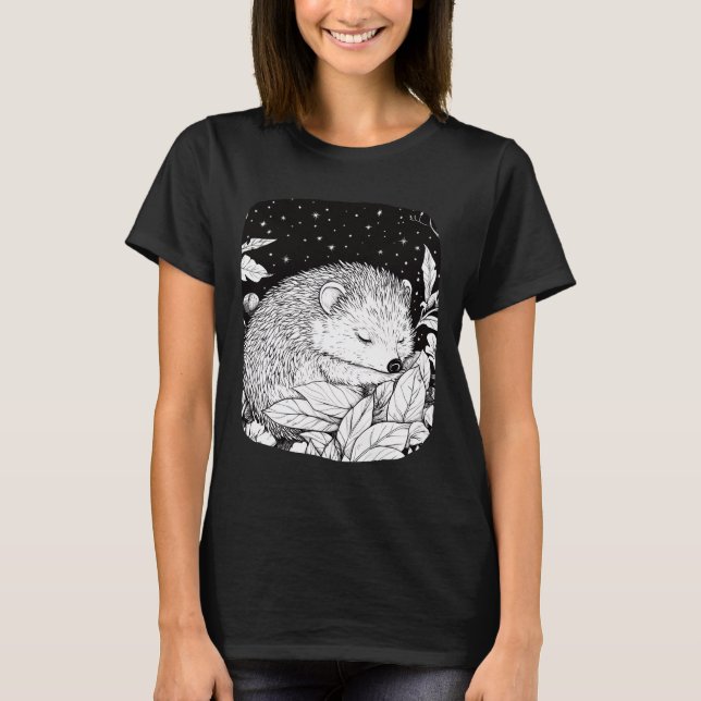 Igel bei Nacht unter magischem Sternenhimmel T Shirt (Framsida)