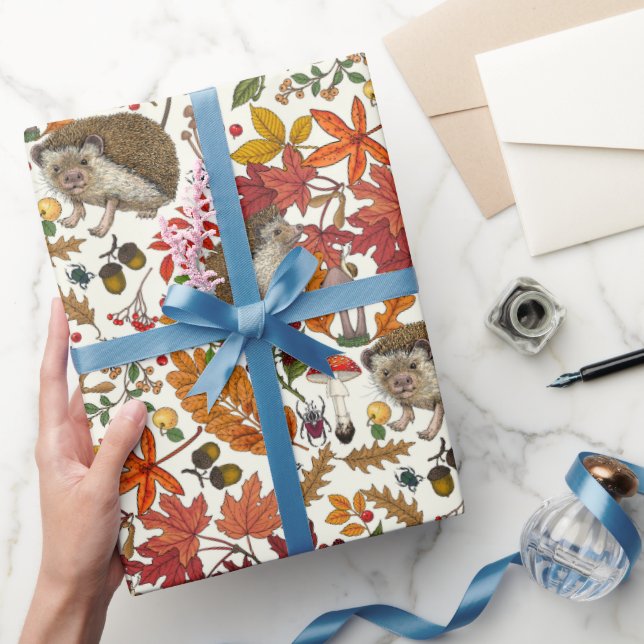 Igelkottar och höstskogsflora på elfenben presentpapper (Gifting)