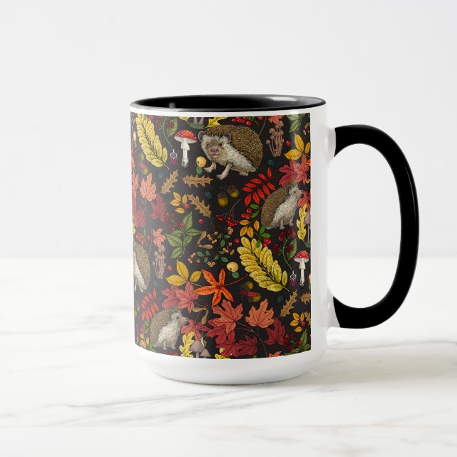 Igelkottar och höstskogsväxter på svart mugg (Höger)