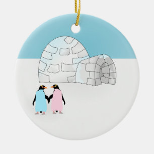 Igloo med penguiner av färgad julgransprydnad keramik