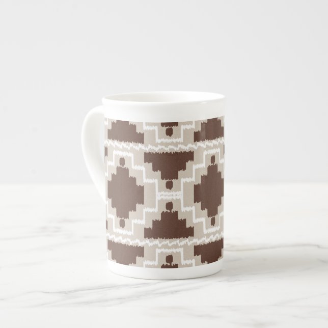 Ikat Aztec Mönster - Chocolate Brown och Taupe Benporslin Mugg (Framsida vänster)
