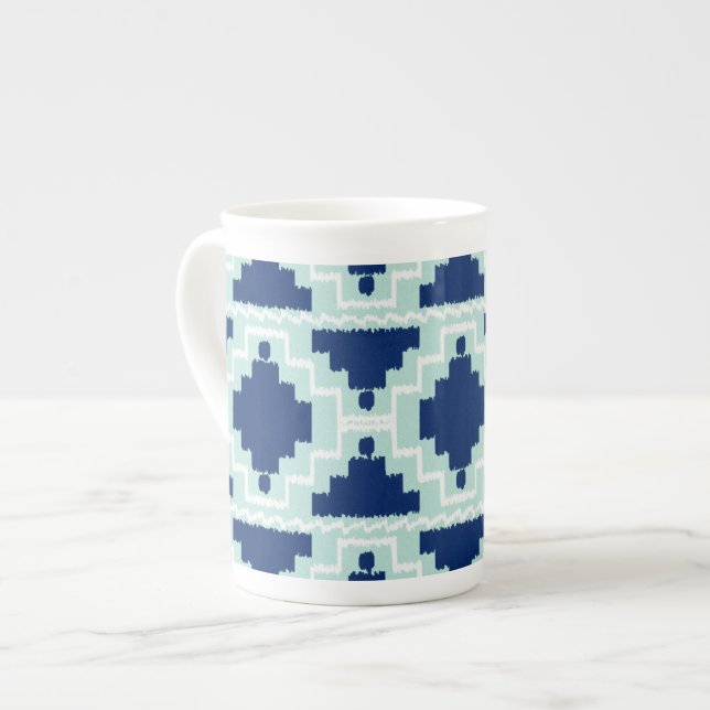 Ikat Aztec Mönster - Indigo och light blue Benporslin Mugg (Framsida vänster)