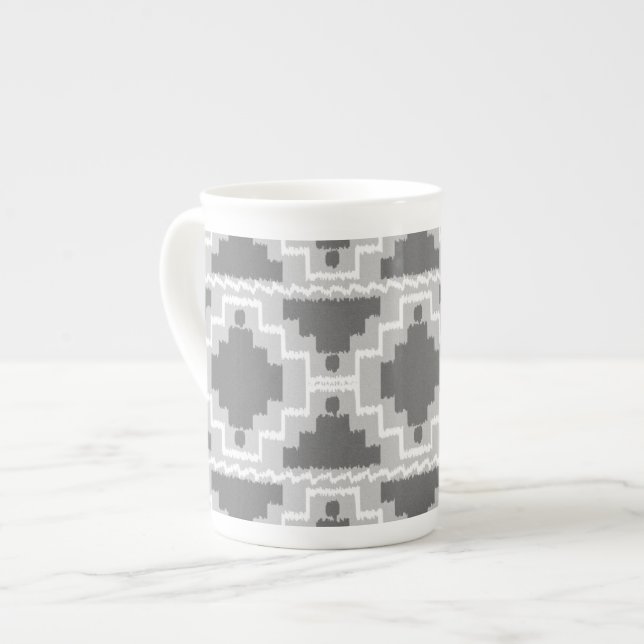 Ikat Aztec Mönster - Mörk och lätt Grått / Grått Benporslin Mugg (Framsida vänster)
