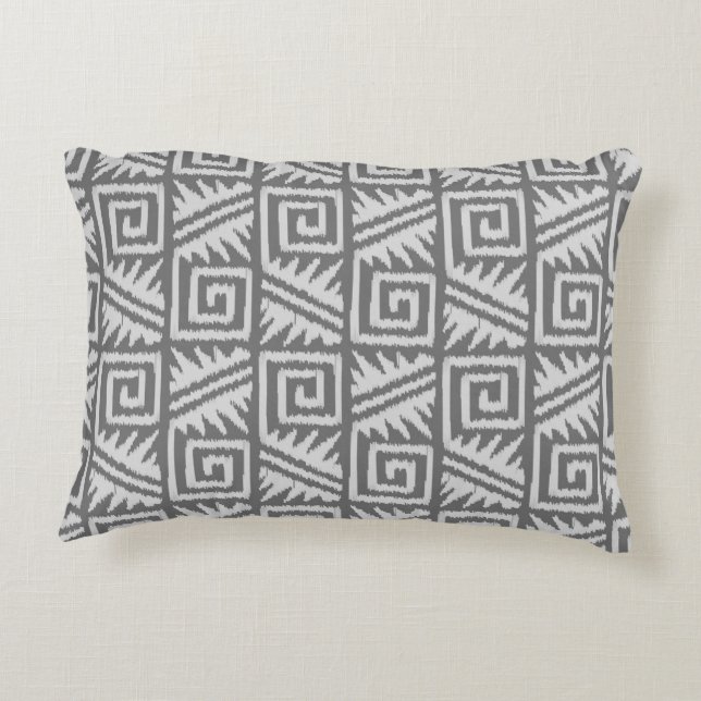 Ikat Aztec Mönster - Shades of Grått / Grått Prydnadskudde (Baksidan)