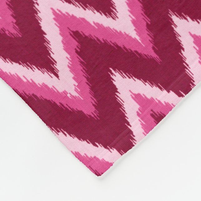Ikat Chevron Rand - Burqundy, Ro och Rosa Fleecefilt (Hörn)