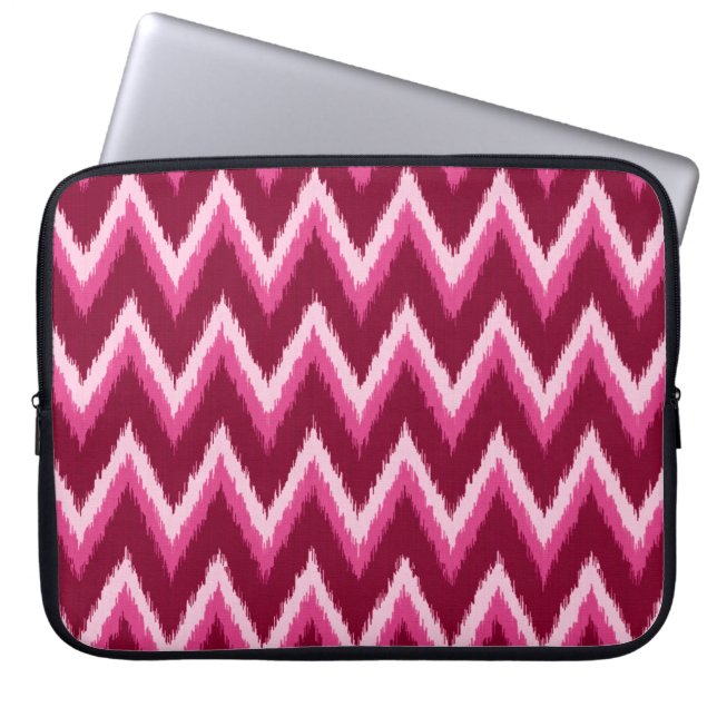 Ikat Chevron Rand - Burqundy, Ro och Rosa Laptop Sleeve (Framsidan)