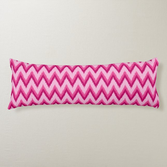 Ikat Chevron Rand - Fuchsia och Blek Rosa Kroppskudde (Framsidan)