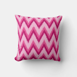 Ikat Chevron Rand - Fuchsia och Blek Rosa Kudde