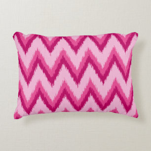 Ikat Chevron Rand - Fuchsia och Blek Rosa Prydnadskudde