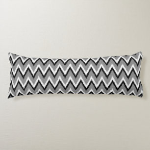 Ikat Chevron Rand - Grått / Grått, Black & White Kroppskudde