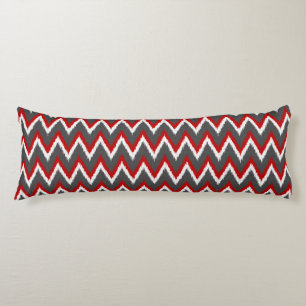 Ikat Chevron Rand - Red, White and Grått / Grått Kroppskudde