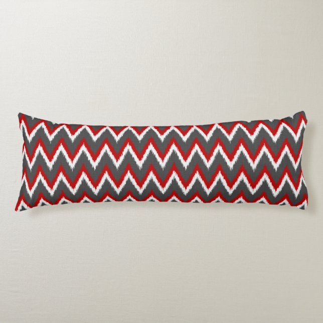 Ikat Chevron Rand - Red, White and Grått / Grått Kroppskudde (Framsidan)