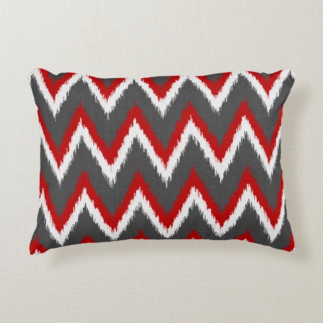 Ikat Chevron Rand - Red, White and Grått / Grått Prydnadskudde (Framsidan)