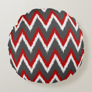 Ikat Chevron Rand - Red, White and Grått / Grått Rund Kudde