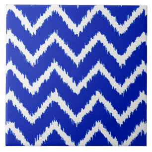 Ikat Chevrons - Koboltblått och vitt Kakelplatta