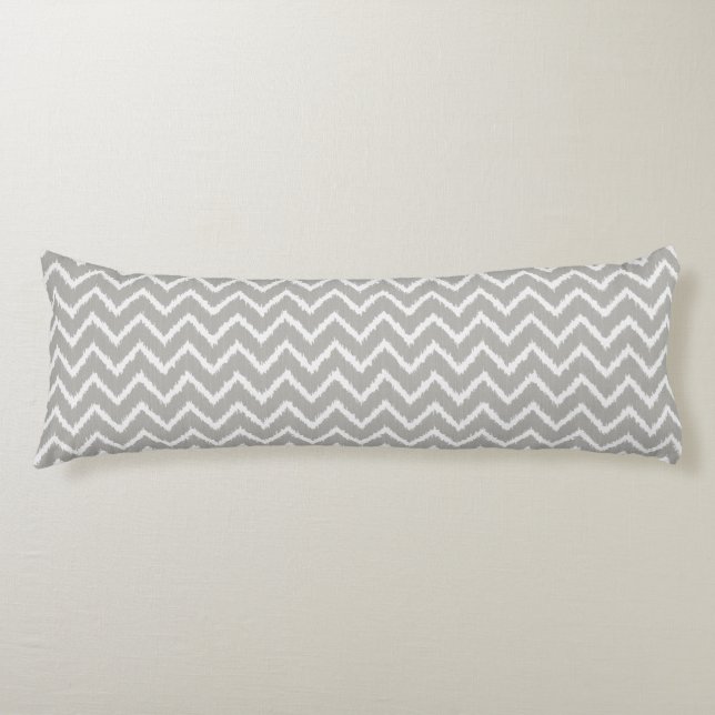 Ikat Chevrons - Silver grått och vitt Kroppskudde (Framsidan)