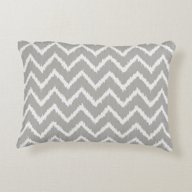 Ikat Chevrons - Silver grått och vitt Prydnadskudde (Baksidan)