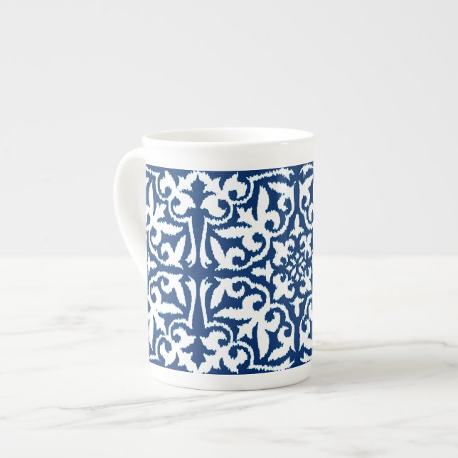 Ikat damask-mönster - Cobalt Blue och White Benporslin Mugg (Framsida vänster)