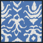 Ikat Damask Tyg<br><div class="desc">Hand plockade ikat-dammkmönster i elfenben och royal blått. | Designat av Shelby Allison.</div>