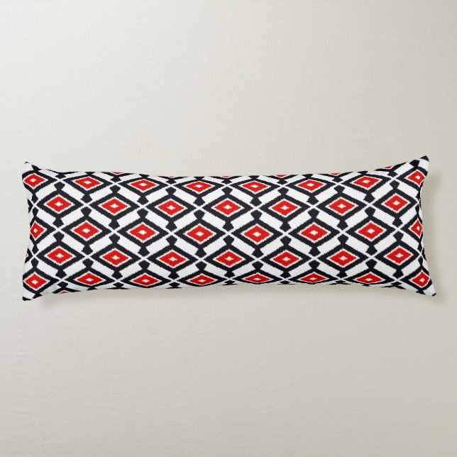 Ikat Mönster - Mörk Red, Black and White Kroppskudde (Baksidan)