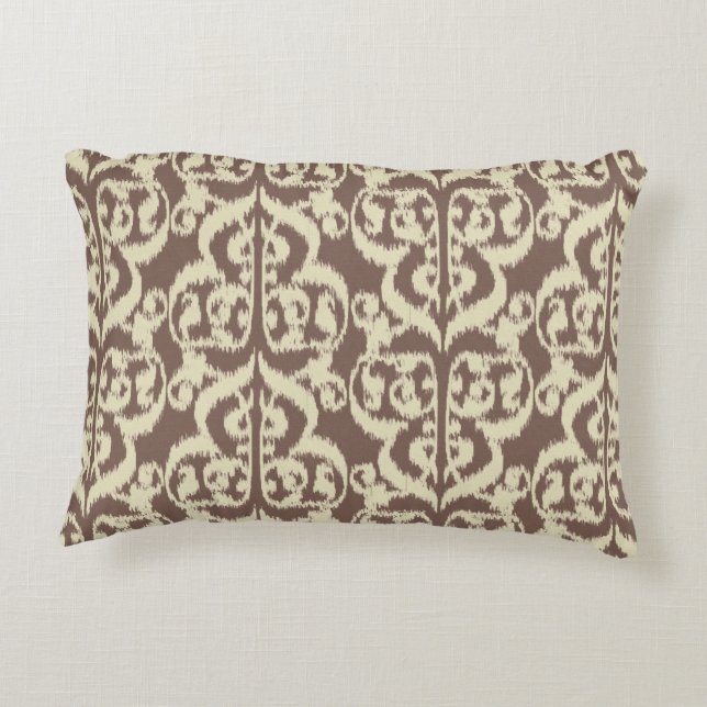 Ikat Moorish Damask - beige och taupe Prydnadskudde (Baksidan)