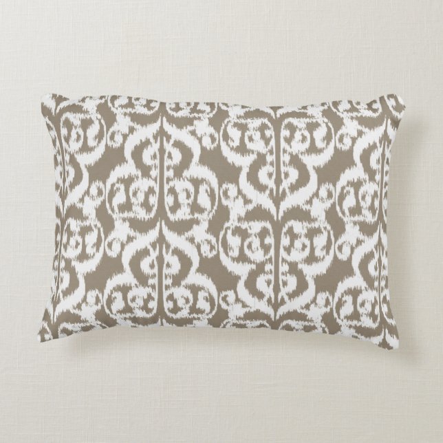 Ikat Moorish Damask - taupe tan och white Prydnadskudde (Baksidan)