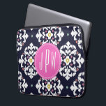 Ikat & Rosa Monogram Laptop Sleeve<br><div class="desc">En gåva som kan vara personlig med ditt monogram inuti rosan i mitten.  Bakgrunden är marinblått och vitt ikat mönster.</div>