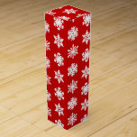 Ikat Snöflingor - Mörk röd och vit Presentask För Vinflaska<br><div class="desc">Ett känsligt,  lacy snowflake mönster på en solid bakgrund med en strykt,  Ikat-vävd struktur-vit snöflingor på mörken Julröd/krimsk mark</div>