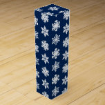 Ikat Snöflingor - vit och Mörk marin blå Presentask För Vinflaska<br><div class="desc">Ett känsligt,  lacy snowflake mönster på en solid bakgrund med en strimmig,  Ikat woven struktur-white snöflingor på en mörk marin/indigo blå bakgrund</div>