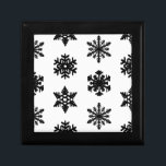 Ikat Snöflingor - Vitt och svart Smyckeskrin<br><div class="desc">Ett känsligt,  lacy snowflake mönster på en solid bakgrund med ett strykat,  Ikat-vävt struktur-svart snöflingor på vit bakgrund</div>