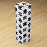 Ikat Snöflingor - Vitt och svart Vinlåda<br><div class="desc">Ett känsligt,  lacy snowflake mönster på en solid bakgrund med ett strykat,  Ikat-vävt struktur-svart snöflingor på vit bakgrund</div>