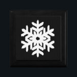 Ikat Snowflake - Black and white Minnesask<br><div class="desc">Ett känsligt,  lacy snowflake mönster på en solid bakgrund med en strimmig,  Ikat woven struktur - vit snowflake på en svart bakgrund</div>
