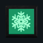 Ikat Snowflake - Gräs och mynta grönt Smyckeskrin<br><div class="desc">Ett känsligt,  lacy snowflake mönster på en solid bakgrund med en strimmig,  Ikat woven struktur - pastel myntsnöwflake på en mörk gräs grönt/vintergrön mark</div>