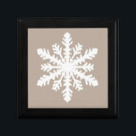 Ikat Snowflake - Taupe tan and white Smyckeskrin<br><div class="desc">Ett känsligt,  lacy snowflake mönster på en solid bakgrund med en strimmig,  Ikat woven struktur - vit snowflake på en djup taupbrant/sten jord</div>