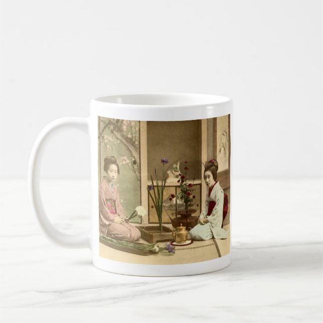 Ikebana - härliga Kimonoflickor som ordnar blommor Kaffemugg (Vänster)