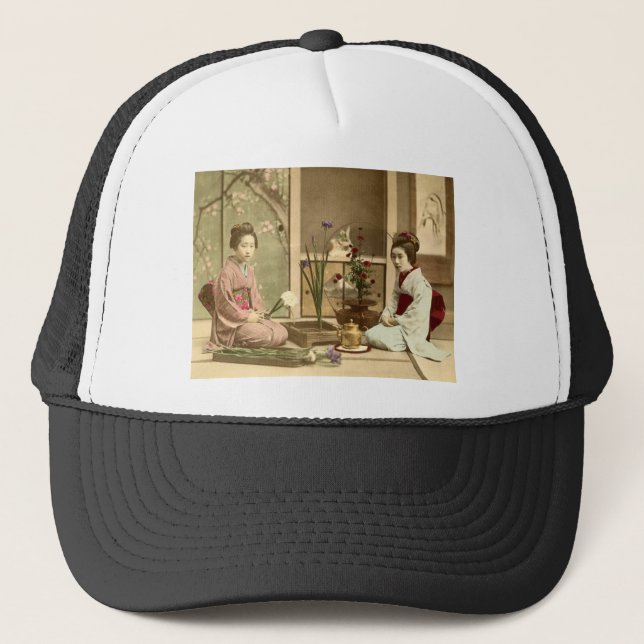 Ikebana - härliga Kimonoflickor som ordnar blommor Keps (Framsida)