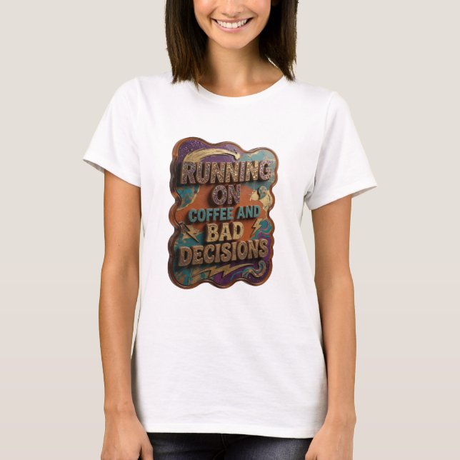 Ikonisk guld RUNNING ON COFFEE AND BAD DECISIONS v T Shirt (Framsida)