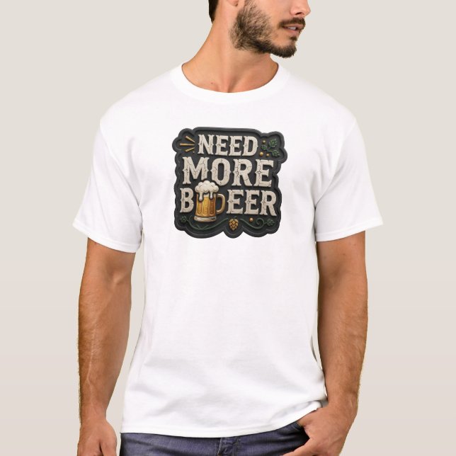 Ikonisk NEED MORE BEER Grafisk T-shirt (Framsida)