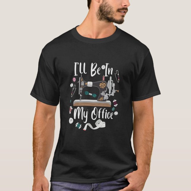 I'll Be In My Office Sewing Quilting Machine  3 T Shirt (Framsida)