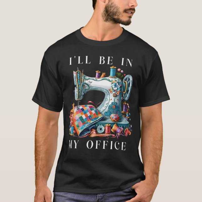 I'Ll Be In My Office Sewing Room Sewing Quilting L T Shirt (Framsida)