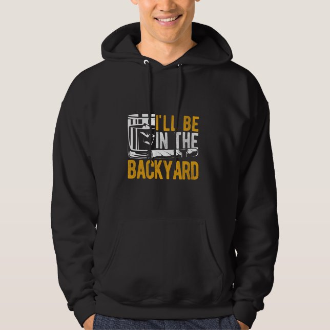 I'LL BE IN THE Backyard Bourbon Cigar Backyard Hoodie (Framsida)