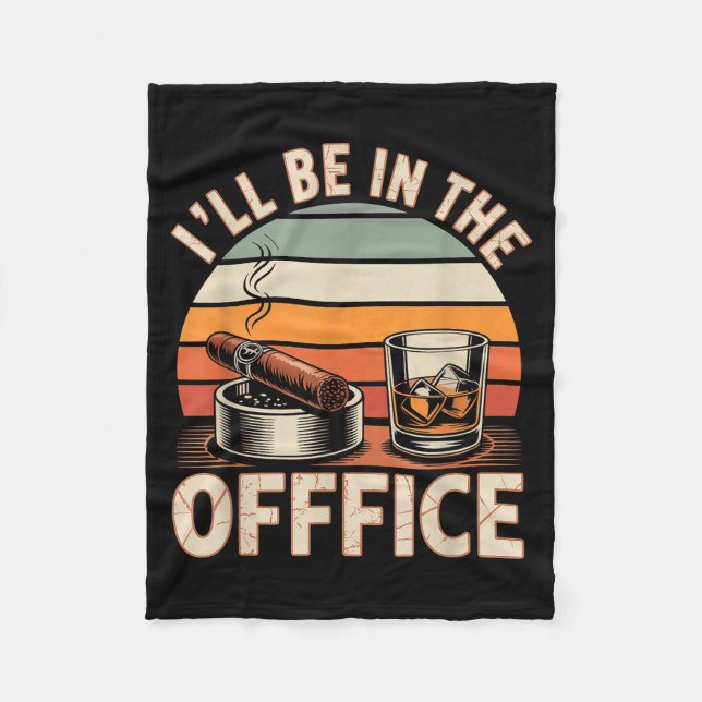 I'll Be In The Office Cigar - Bourbon Whiskey Dad  Fleecefilt (Framsidan)