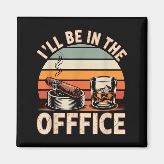 I'll Be In The Office Cigar - Bourbon Whiskey Dad  Magnet (Framsidan)