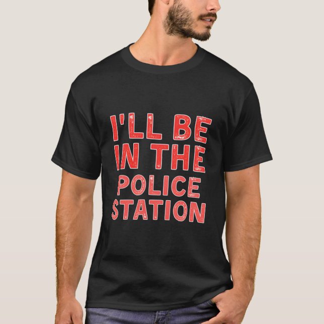 I'Ll Be In The Police Station Crime Solving Distre T Shirt (Framsida)