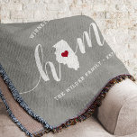 Illinois Home State Personlig Rustic Filt<br><div class="desc">Visa lite stolthet över hemmet med den här söta grått-proffsfilten med "hem" i vita kalligrafskript med en silhouette karta i delstaten Illinois som står i för "O" i brev. En rosa hjärtillustration inuti det statliga karta kompletterar designen. Du kan ändra hjärtans position till din hemstad genom att öppna designen verktyg...</div>