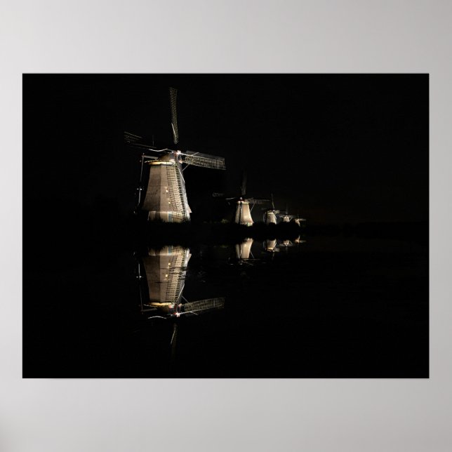 Illuminerade väderkvarnar, Kinderdijk på natten af Poster (Framsidan)