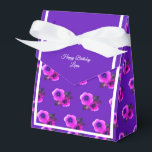 illusima Lila Flower Mönster Birthday Gift/ Presentaskar<br><div class="desc">Illsima White Ribbon Lila blommor Mönster Födelsedagsfest Gift Box/ Favor Box. Perfekt för ett barns temainriktade födelsedagsfest.</div>