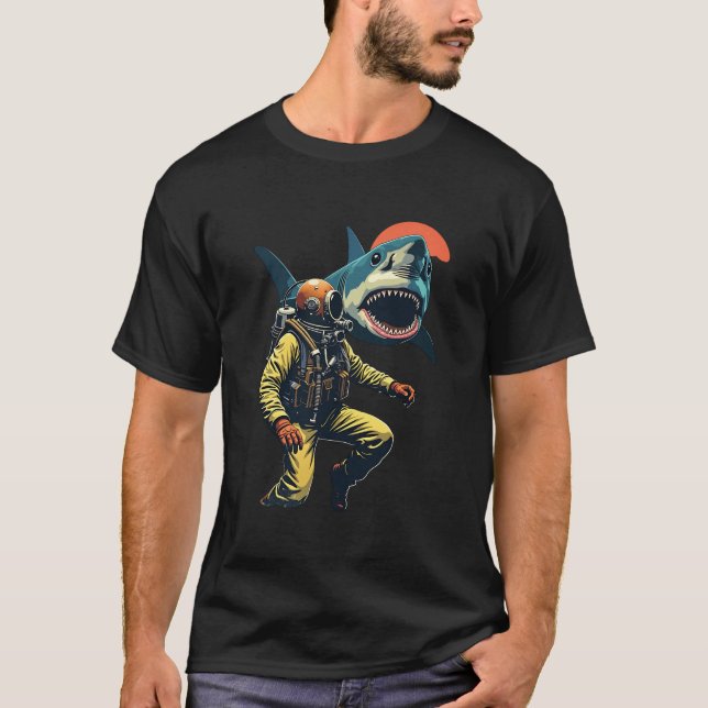 Illustration av återro Scuba Diver Shark Attack T Shirt (Framsida)