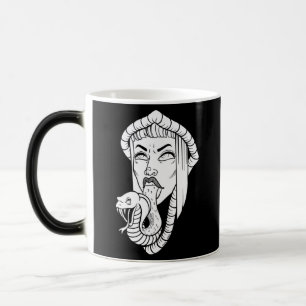 Illustration av den gotiska Woman Black Snake Tung Magisk Mugg