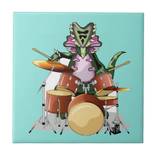 Illustration av en Chasmosaurus som spelar drummen Kakelplatta